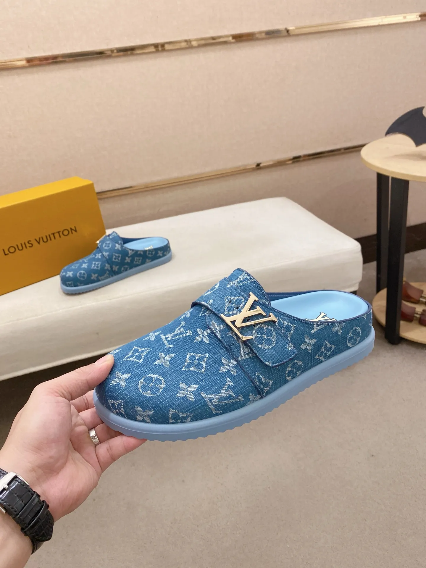 Men's shoes💰: 200💰38-45, LV Easy 2025 new men's casual sandals and slippers, made of suede cow leather, with Monogram pattern to highlight the trendy style. Adjustable straps illuminated with LV letters, while a resilient insole and micro outsole provide lightweight comfort. Made of suede cow leather with embossed Monogram pattern and brand element metal hardware✅Adjustable straps➕Tough insole‼ ️Micro outsole. Comfortable and easy to wear‼ ️